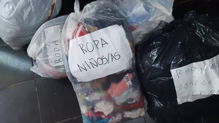 Ropa y frazadas donadas ordenadas y clasificadas